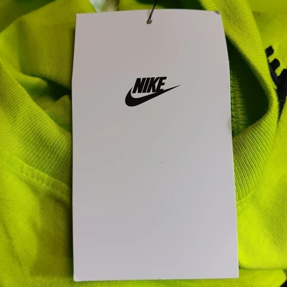 NWT Nike Sportswear Big Kids' T-Shirt in Green Size S